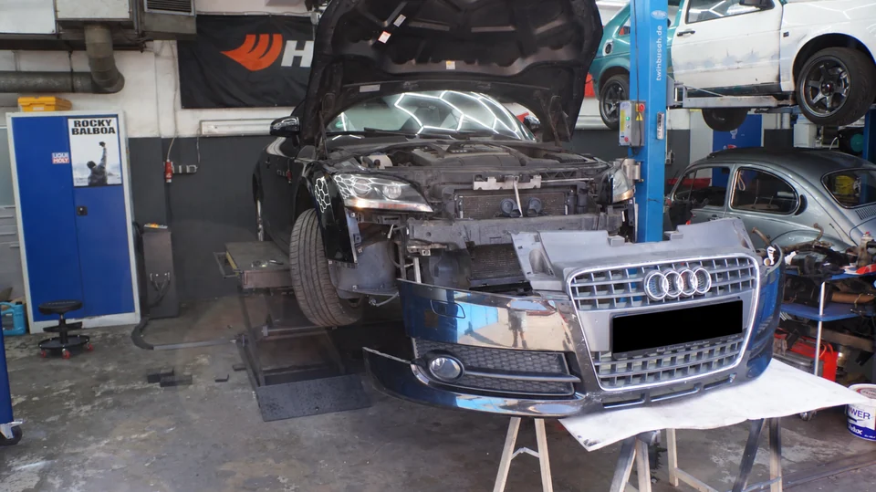 Audi TT mit abgenommenem Frontstoßfänger bei der Untersuchung im ProCheck-Prüfbereich