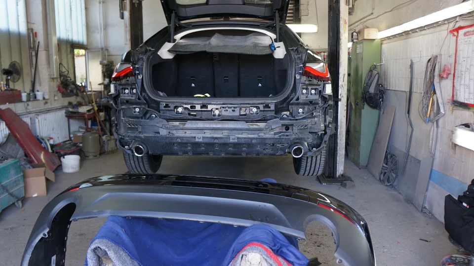 BMW auf der Hebebühne mit demontiertem hinterem Stoßfänger