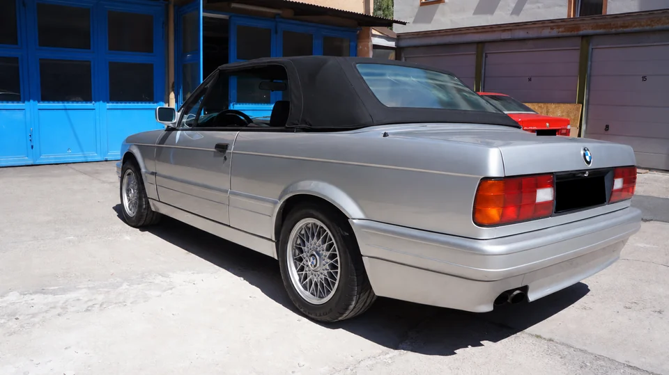 BMW E30 in der Übersicht von hinten links