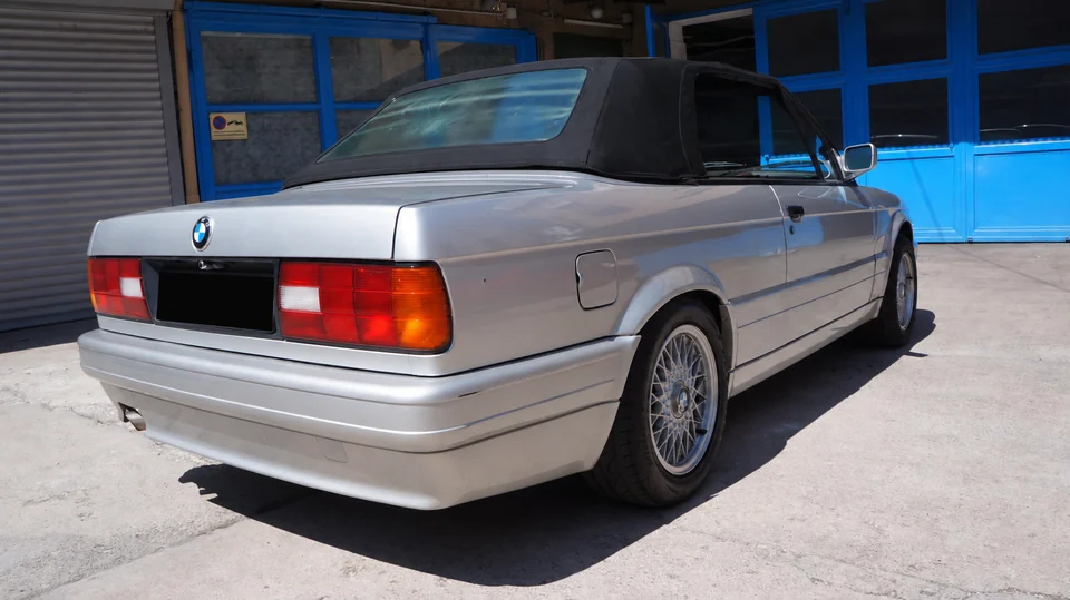 BMW E30 in der Übersicht von hinten rechts