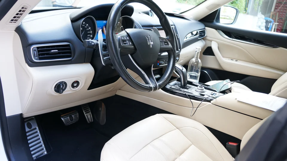 Innenraum des Maserati bei der Besichtigung