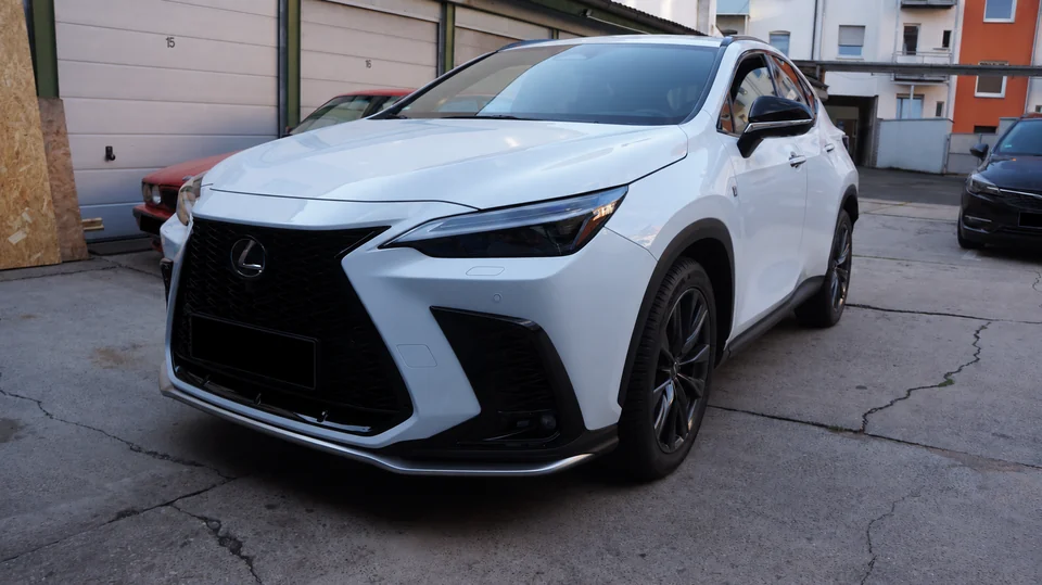 Weißer Lexus NX in der Frontansicht, Kennzeichen geschwärzt