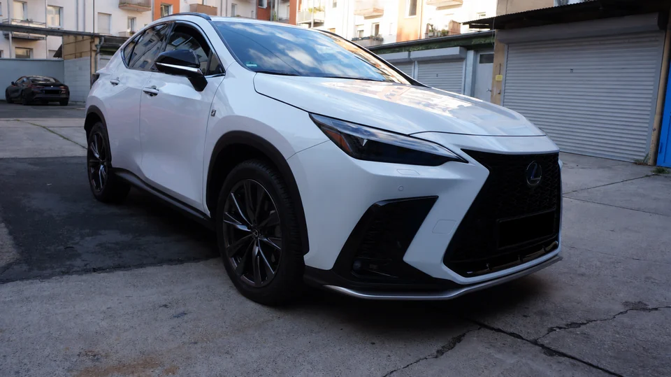 Lexus NX von vorn mit sichtbarer Fahrzeugseite und geschwärzten Kennzeichen