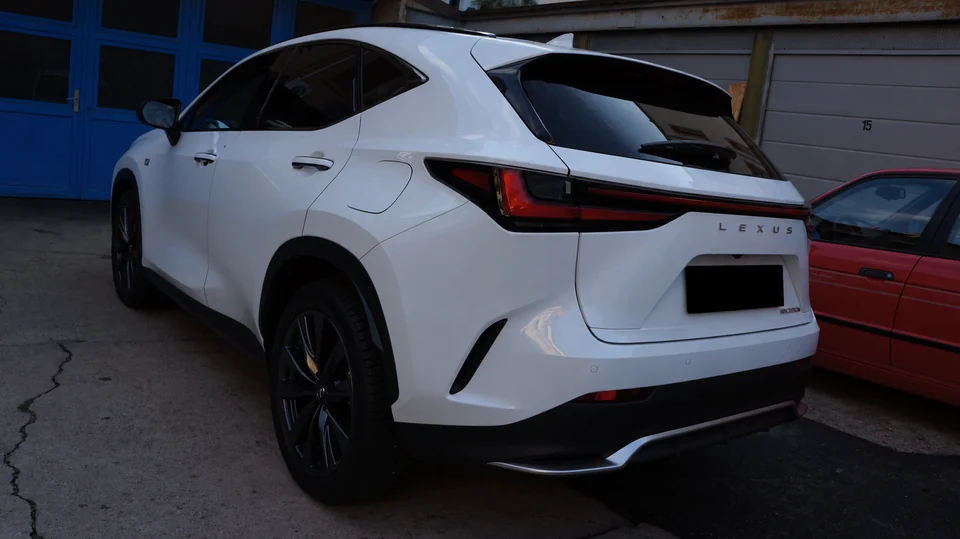 Lexus NX von hinten, Kennzeichen vollständig geschwärzt