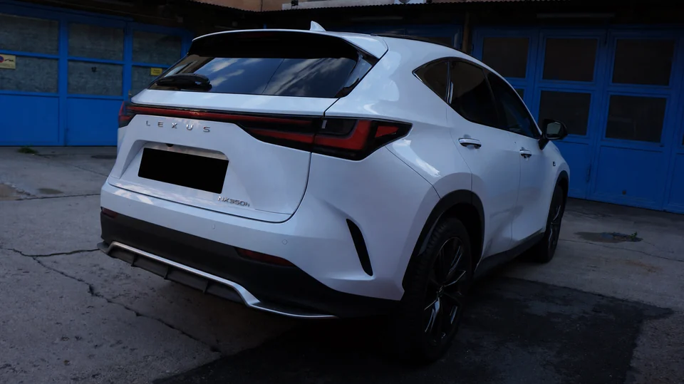 Lexus NX in der zweiten Heckansicht mit geschwärztem Kennzeichen