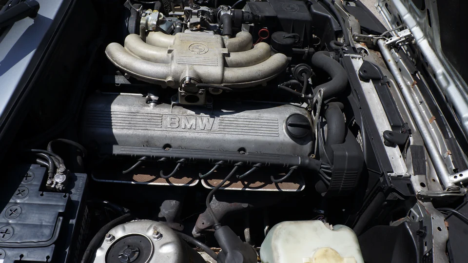 Blick in den Motorraum des BMW 325i