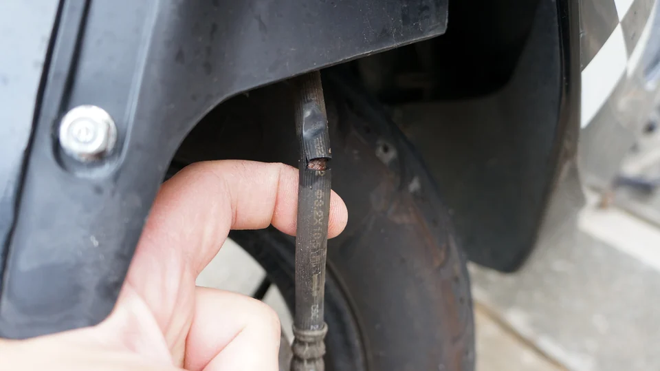 Detail der Schadenaufnahme im vorderen Radbereich