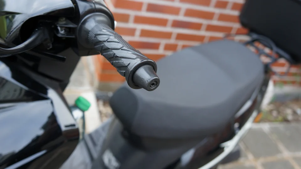 Detailaufnahme des Lenkergriffs am begutachteten Roller