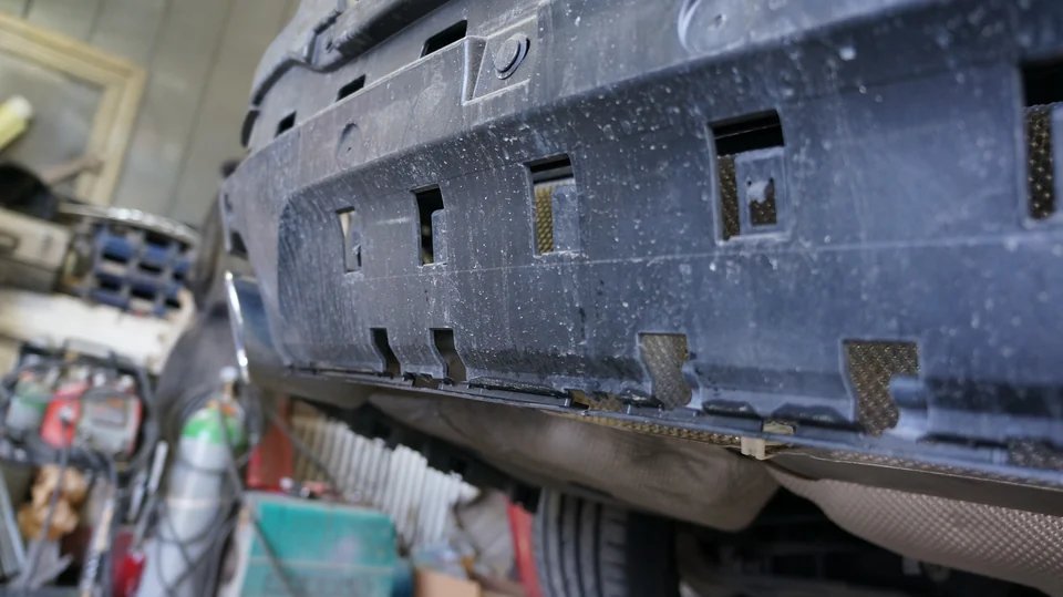 Detailaufnahme der freigelegten Bauteile hinter dem Stoßfänger